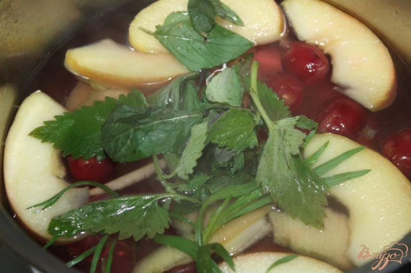 Фото приготовление рецепта: Компот из черешни с яблоком и мелиссой шаг №4