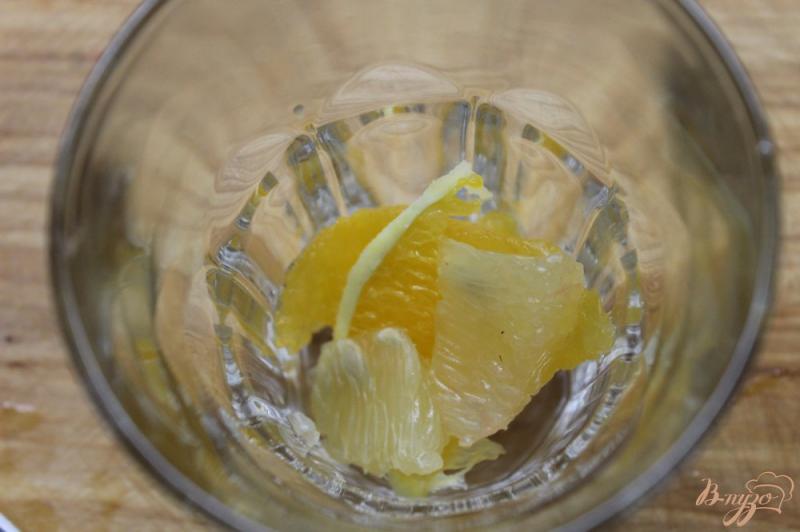 Фото приготовление рецепта: Коктейль из апельсинового сока с мятой и имбирем шаг №4