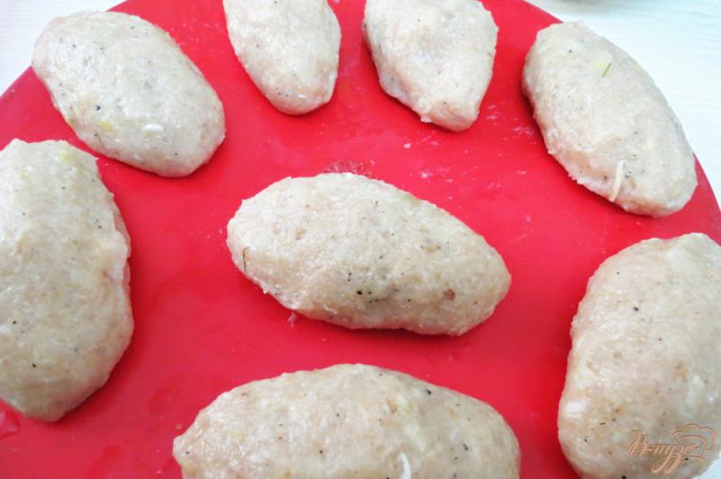 Фото приготовление рецепта: Куриные котлеты с грибами и сыром шаг №11