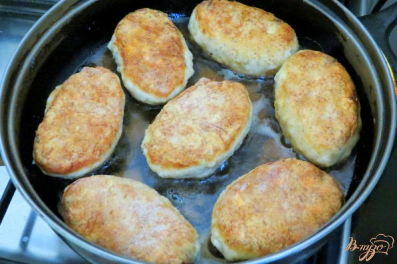 Фото приготовление рецепта: Куриные котлеты с грибами и сыром шаг №12
