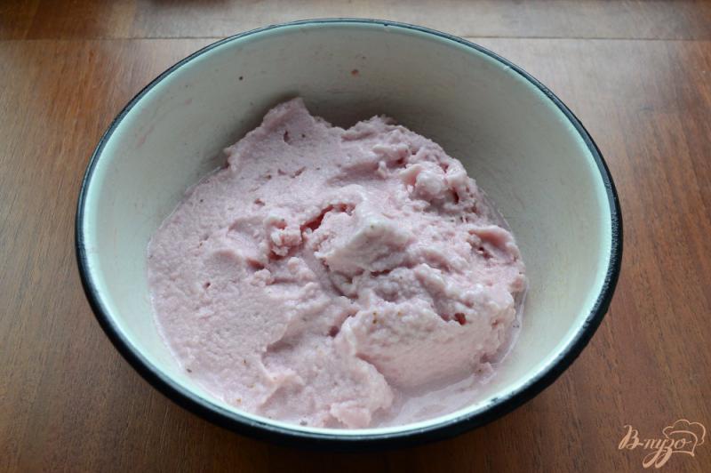 Фото приготовление рецепта: Молочно-клубничное мороженое шаг №5