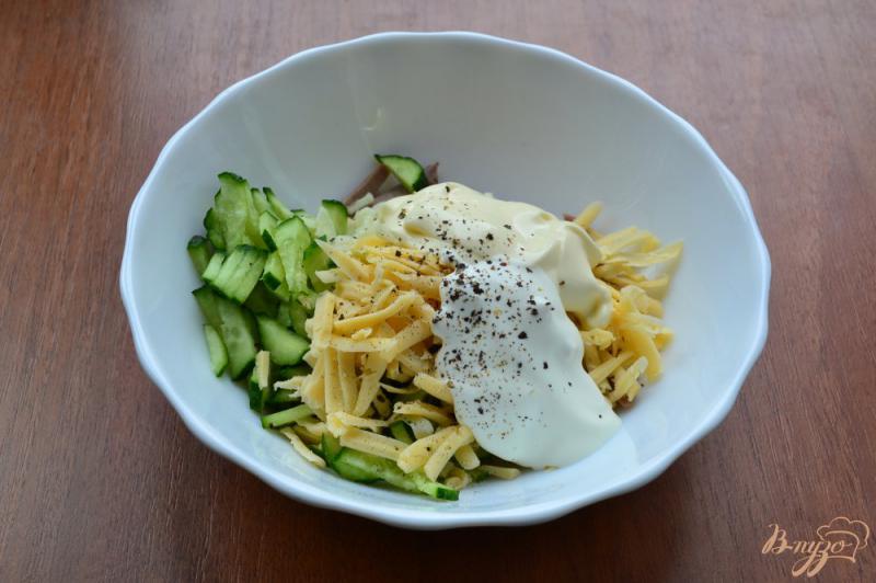 Фото приготовление рецепта: Салат со свиным языком, сыром и перепелиными яйцами шаг №3