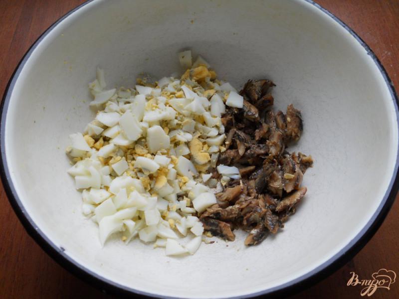 Фото приготовление рецепта: Шпротный салат в картофельных тарталетках шаг №1