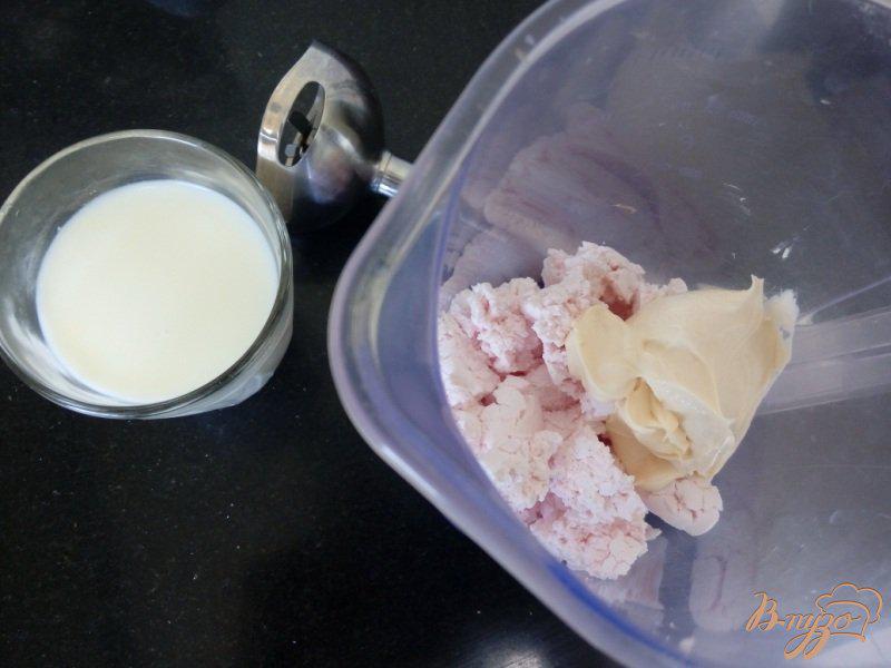 Фото приготовление рецепта: Десерт из клубники и киви с зефирным кремом шаг №2