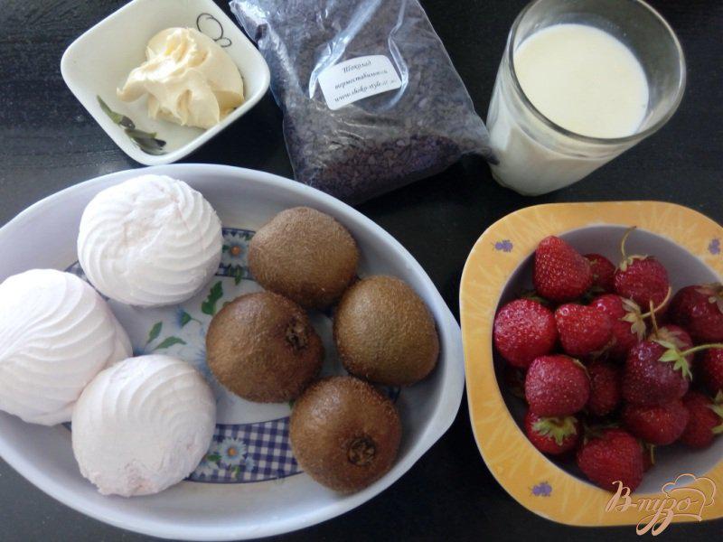 Фото приготовление рецепта: Десерт из клубники и киви с зефирным кремом шаг №1