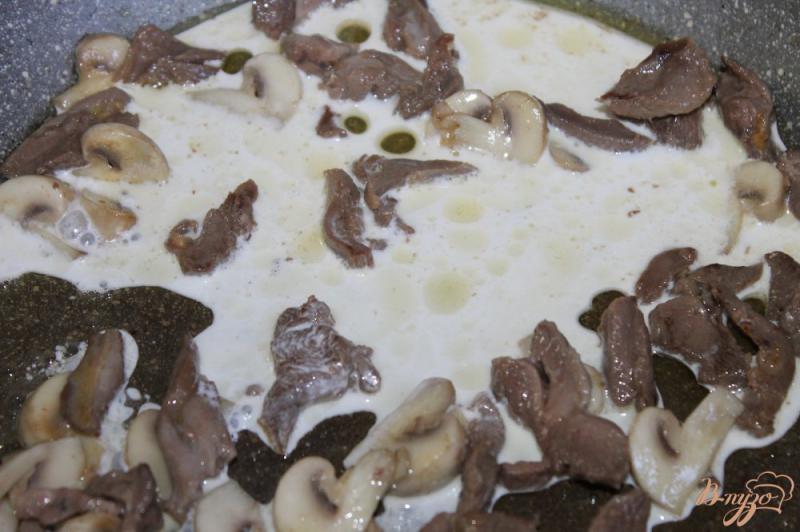 Фото приготовление рецепта: Молодой картофель с грибами и курицей шаг №4