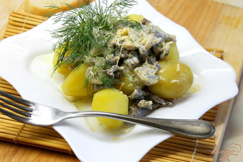 Фото приготовление рецепта: Молодой картофель с грибами и курицей шаг №6
