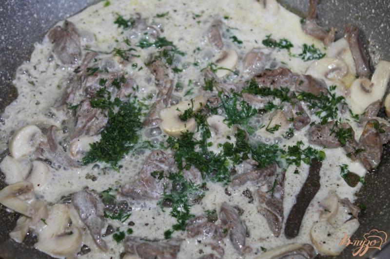 Фото приготовление рецепта: Молодой картофель с грибами и курицей шаг №5