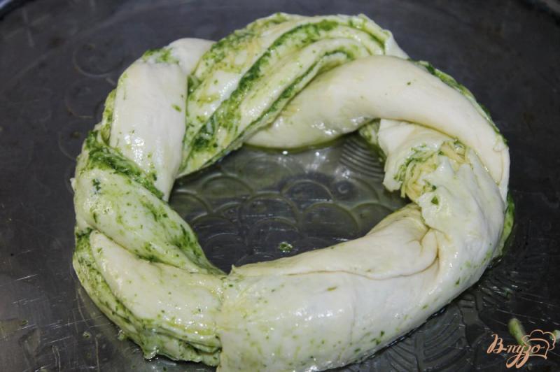 Фото приготовление рецепта: Косичка с зеленью, сыром и чесноком шаг №8