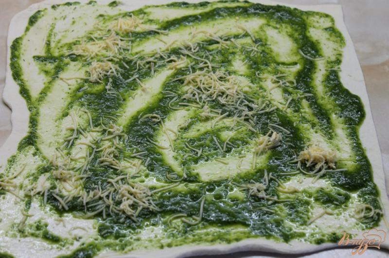 Фото приготовление рецепта: Косичка с зеленью, сыром и чесноком шаг №5