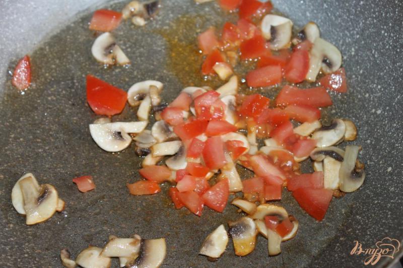 Фото приготовление рецепта: Кус - кус с грибами и томатами шаг №3