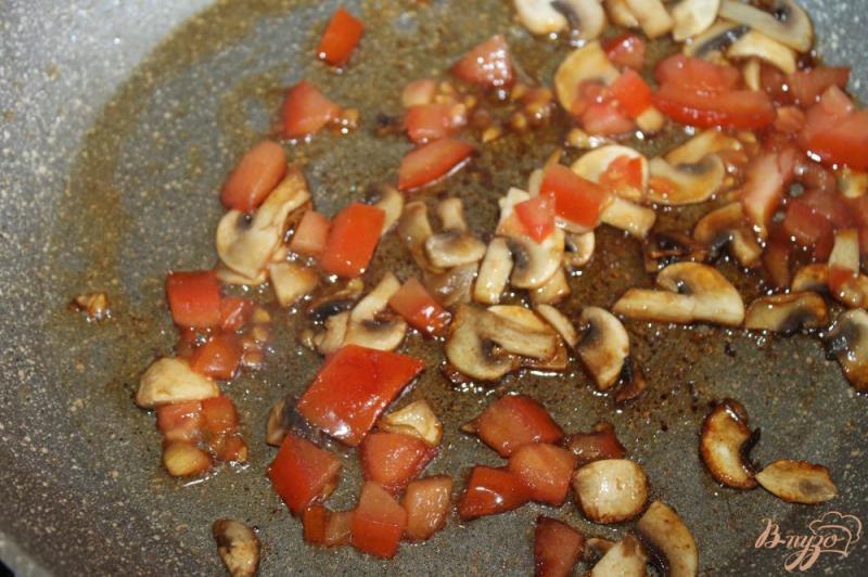 Фото приготовление рецепта: Кус - кус с грибами и томатами шаг №4