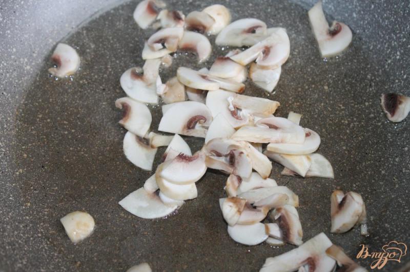 Фото приготовление рецепта: Кус - кус с грибами и томатами шаг №2