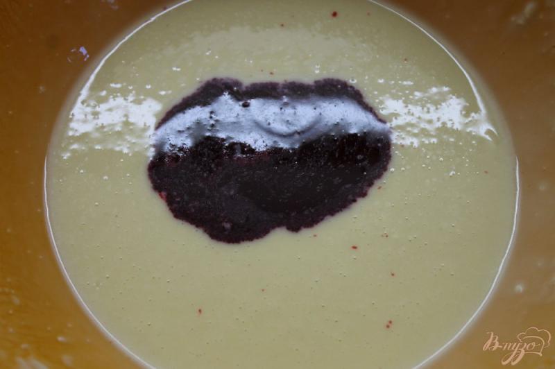 Фото приготовление рецепта: Панкейки со свекольным соком и шоколадным соусом шаг №4