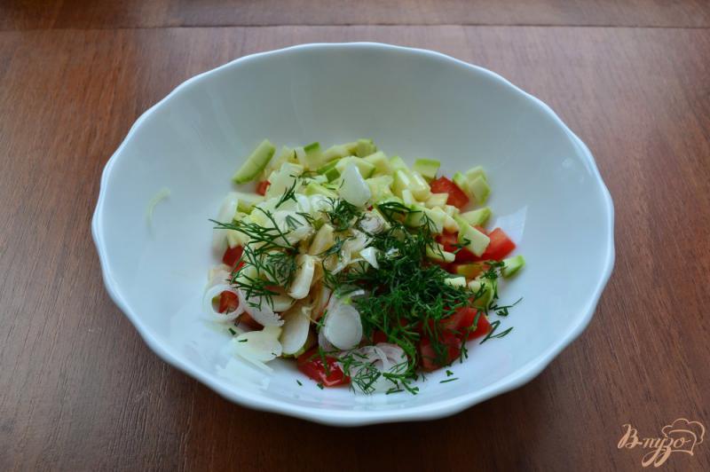Фото приготовление рецепта: Салат из помидоров и кабачков с соевым соусом шаг №3