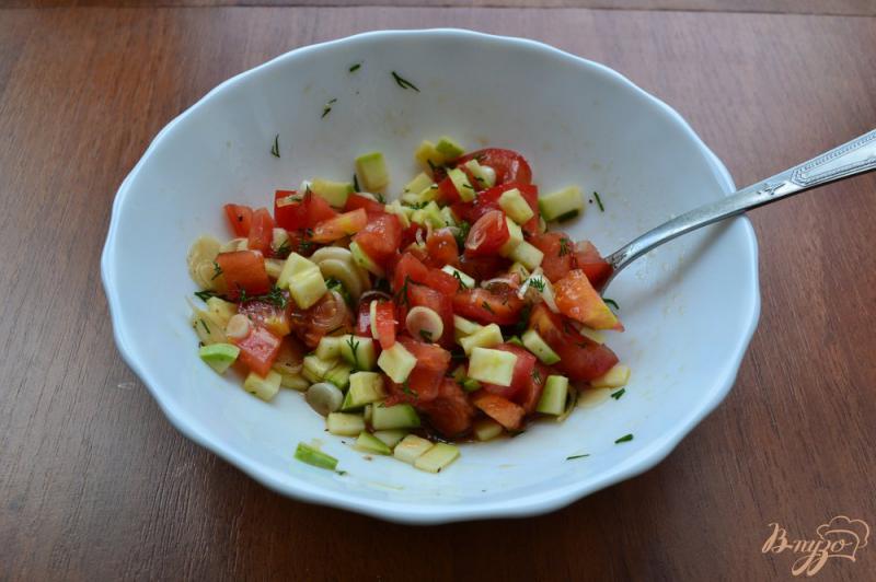 Фото приготовление рецепта: Салат из помидоров и кабачков с соевым соусом шаг №4