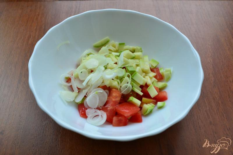 Фото приготовление рецепта: Салат из помидоров и кабачков с соевым соусом шаг №2