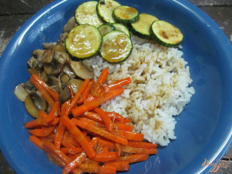 Фото приготовление рецепта: Корейский рис с овощами шаг №7