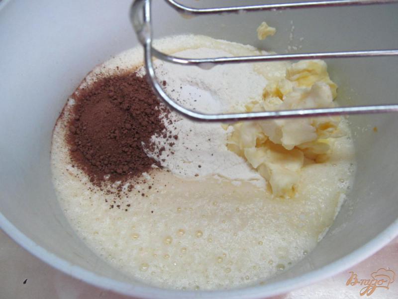 Фото приготовление рецепта: Шоколадный пирог с клубникой шаг №2