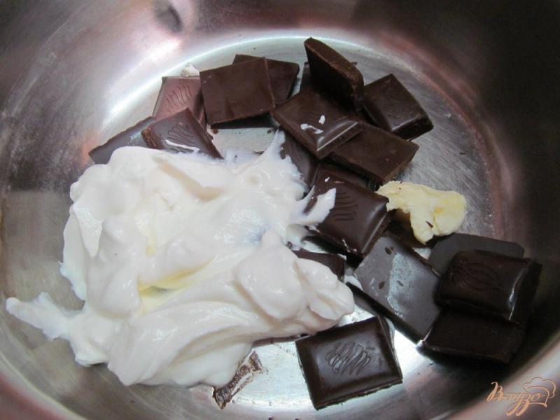 Фото приготовление рецепта: Шоколадный пирог с клубникой шаг №5