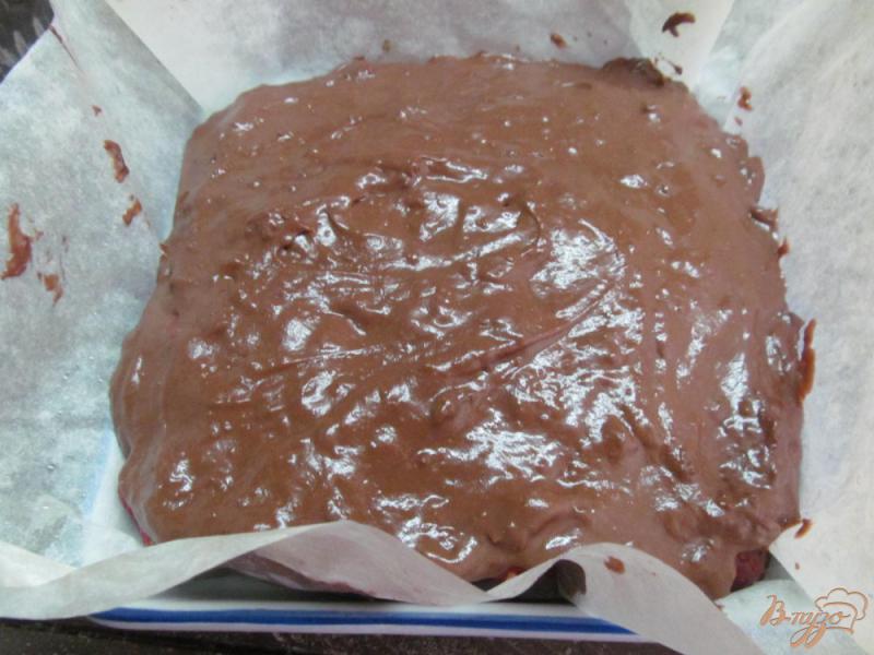 Фото приготовление рецепта: Шоколадный пирог с клубникой шаг №9