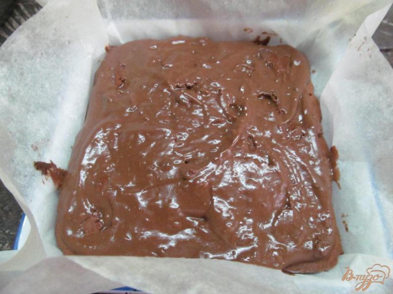 Фото приготовление рецепта: Шоколадный пирог с клубникой шаг №7