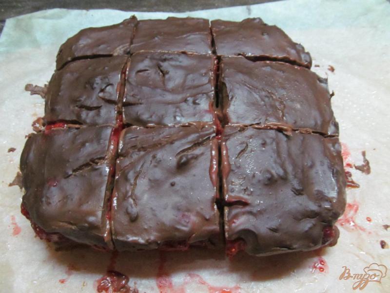 Фото приготовление рецепта: Шоколадный пирог с клубникой шаг №10