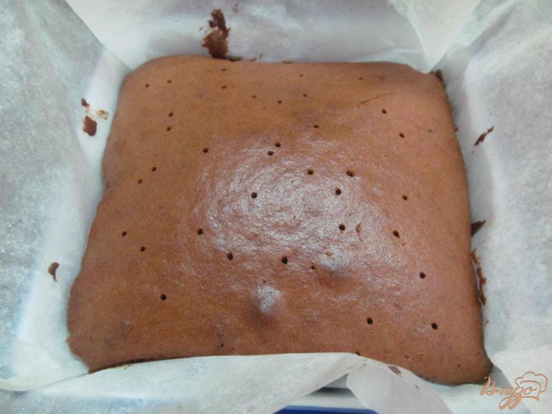 Фото приготовление рецепта: Шоколадный пирог с клубникой шаг №4