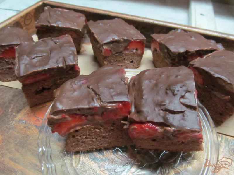 Фото приготовление рецепта: Шоколадный пирог с клубникой шаг №11