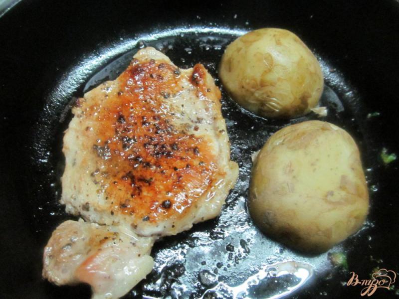 Фото приготовление рецепта: Свинина с брокколи под соусом шаг №4