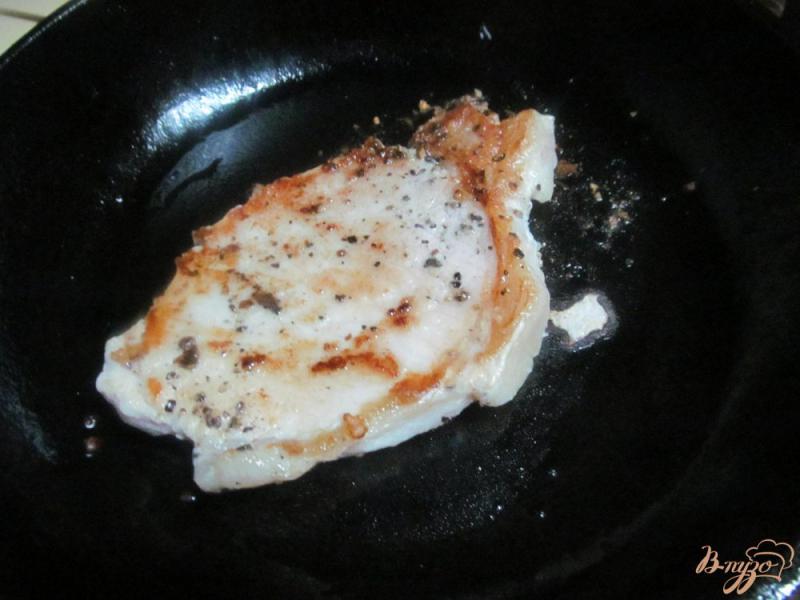 Фото приготовление рецепта: Свинина с брокколи под соусом шаг №2