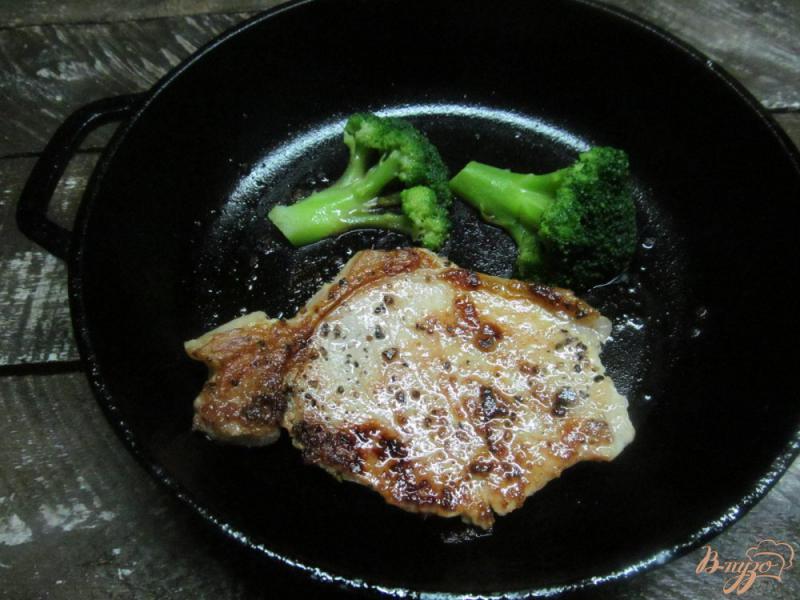Фото приготовление рецепта: Свинина с брокколи под соусом шаг №3