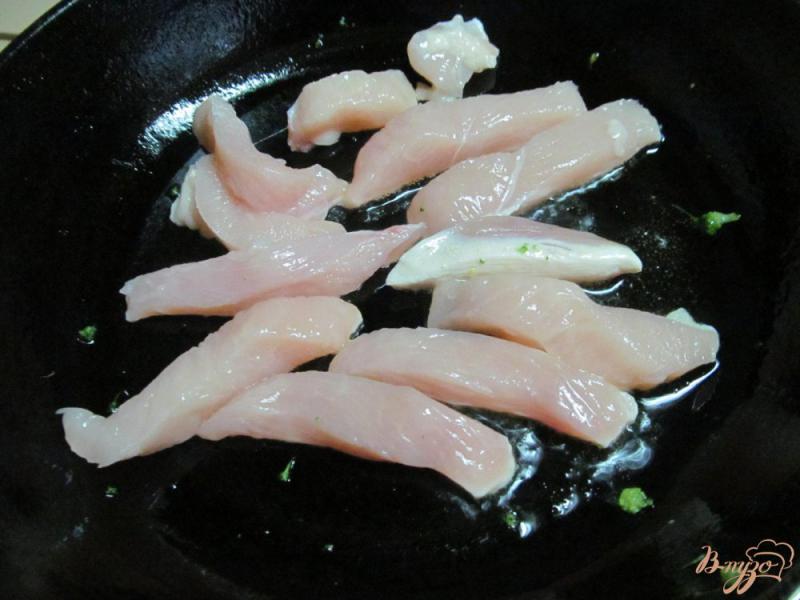 Фото приготовление рецепта: Жареные овощи с курицей по-китайски шаг №5