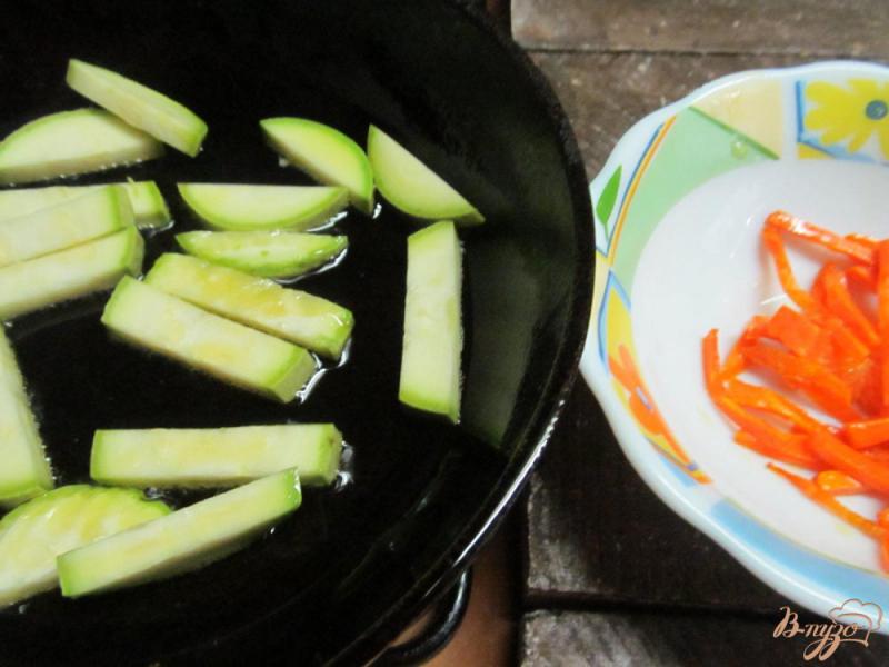 Фото приготовление рецепта: Жареные овощи с курицей по-китайски шаг №3
