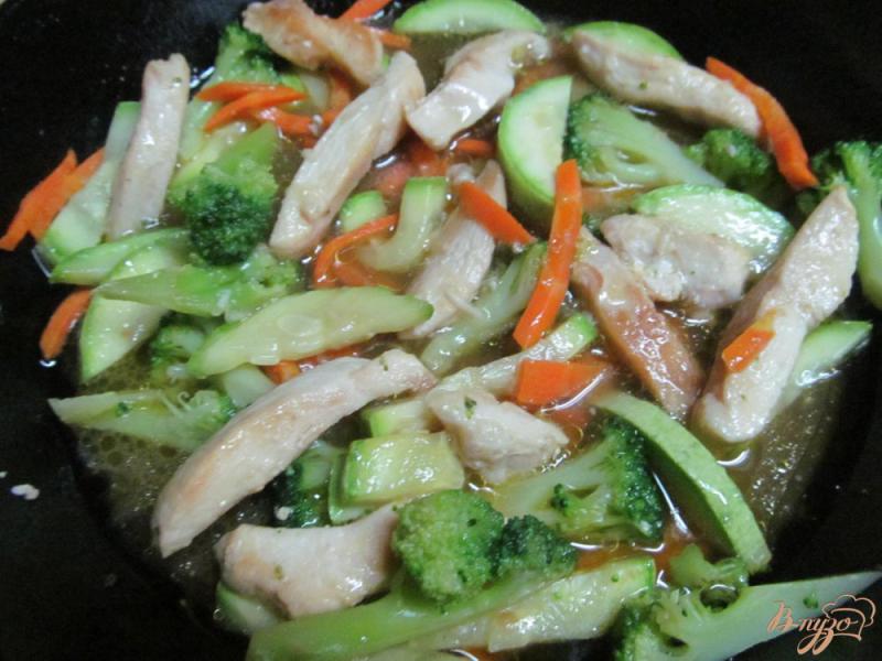Фото приготовление рецепта: Жареные овощи с курицей по-китайски шаг №7