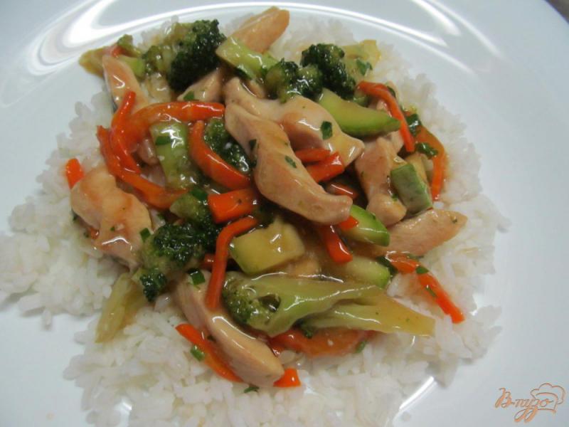 Фото приготовление рецепта: Жареные овощи с курицей по-китайски шаг №8