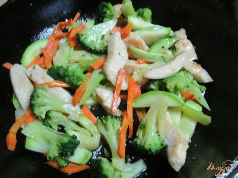 Фото приготовление рецепта: Жареные овощи с курицей по-китайски шаг №6