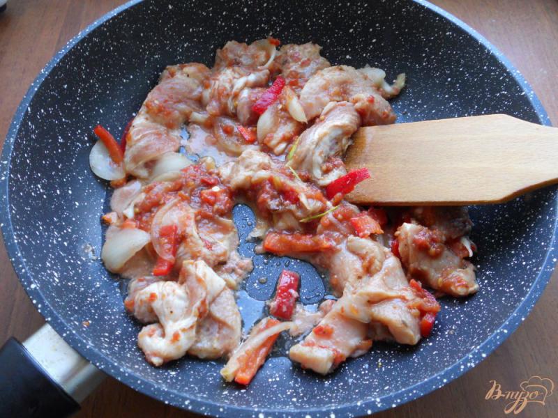 Фото приготовление рецепта: Свинина в томатно-соевом маринаде жареная шаг №3