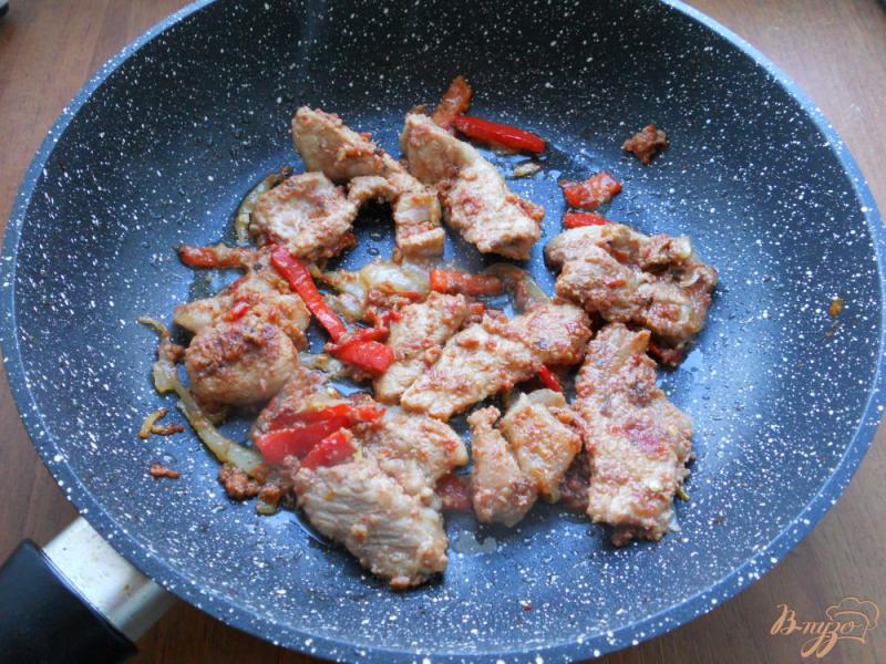 Фото приготовление рецепта: Свинина в томатно-соевом маринаде жареная шаг №4