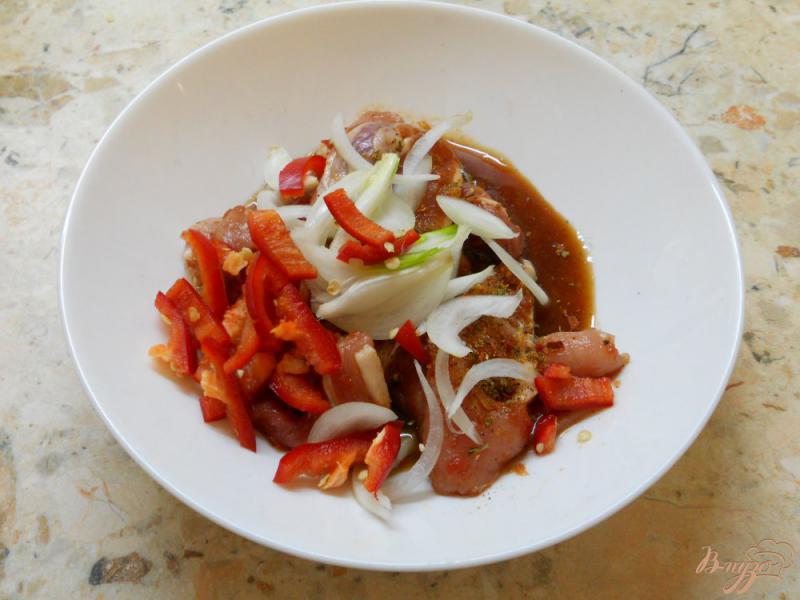 Фото приготовление рецепта: Свинина в томатно-соевом маринаде жареная шаг №2