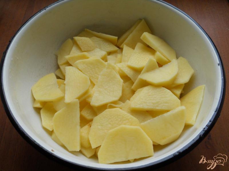 Фото приготовление рецепта: Картофель жареный с мясом и грибами шаг №2