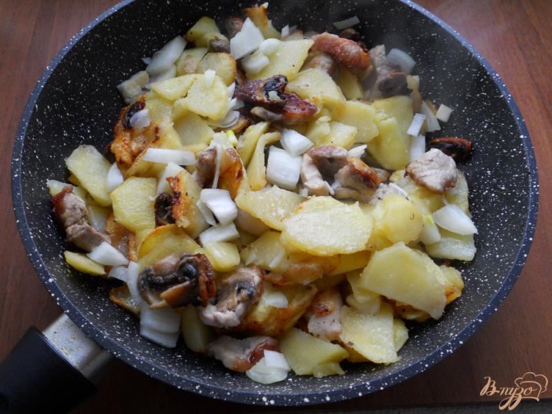 Фото приготовление рецепта: Картофель жареный с мясом и грибами шаг №6
