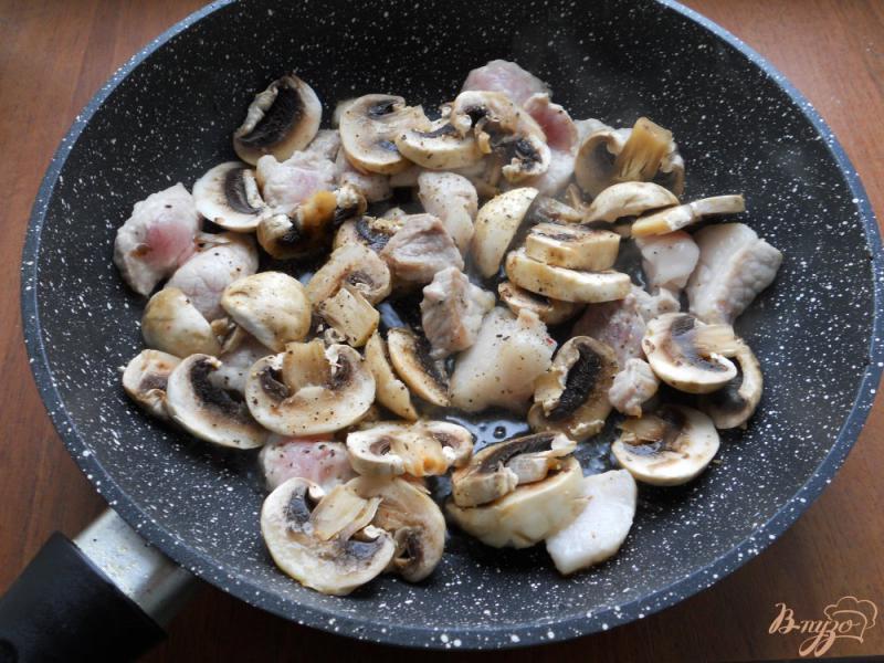 Фото приготовление рецепта: Картофель жареный с мясом и грибами шаг №4