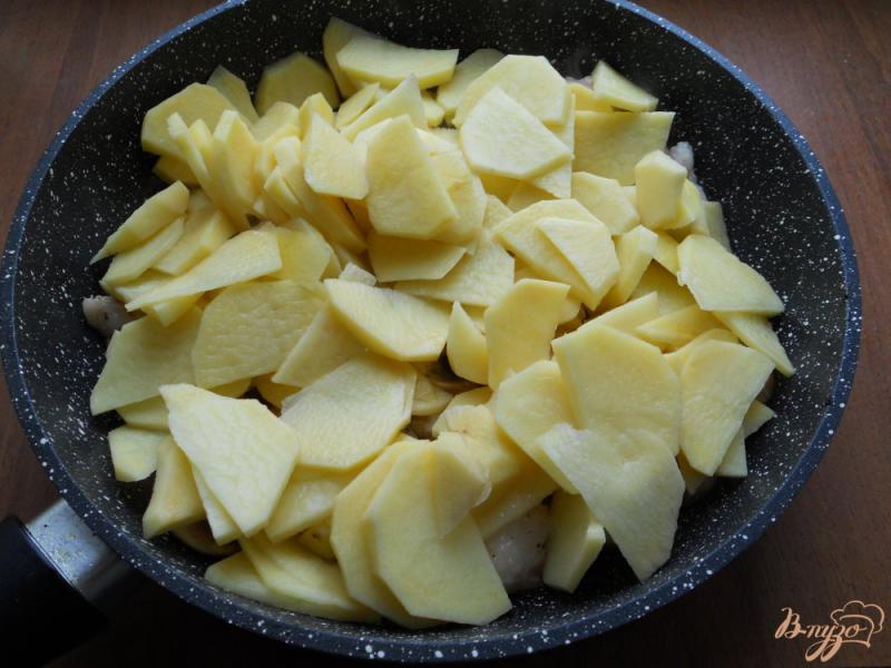 Фото приготовление рецепта: Картофель жареный с мясом и грибами шаг №5