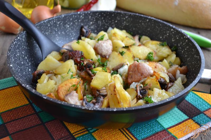 Фото приготовление рецепта: Картофель жареный с мясом и грибами шаг №7