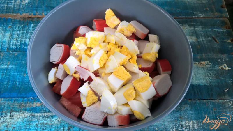 Фото приготовление рецепта: Салат с помидорами и крабовыми палочками шаг №3