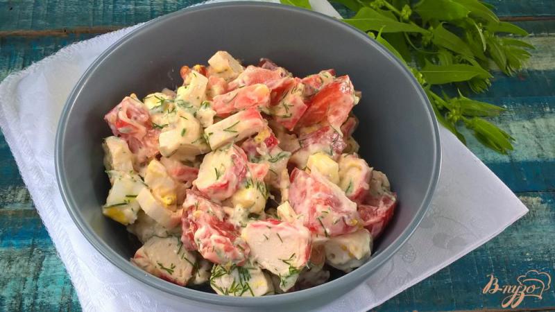 Фото приготовление рецепта: Салат с помидорами и крабовыми палочками шаг №5