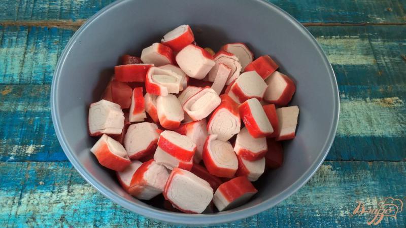 Фото приготовление рецепта: Салат с помидорами и крабовыми палочками шаг №2