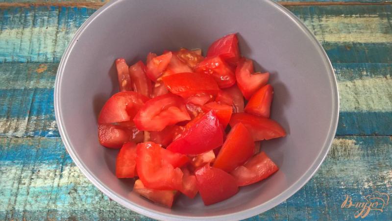 Фото приготовление рецепта: Салат с помидорами и крабовыми палочками шаг №1