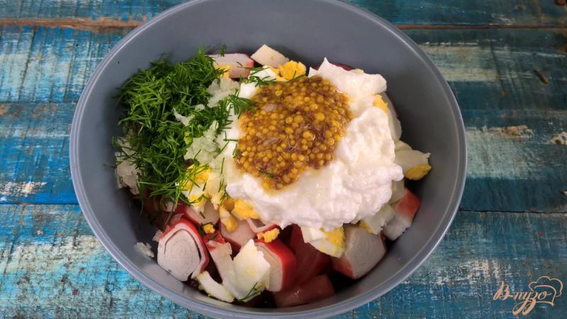 Фото приготовление рецепта: Салат с помидорами и крабовыми палочками шаг №4
